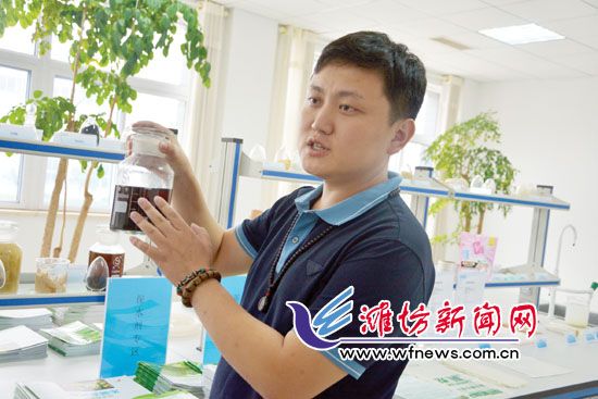 王曉凱正在介紹&ldquo;旱地寶&rdquo;的優(yōu)勢。